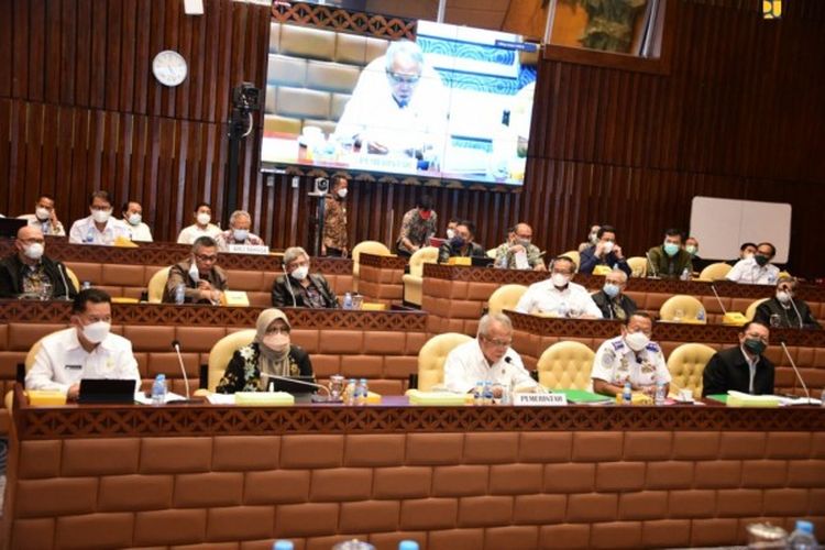 Rapat Kerja Komisi V DPR RI dengan Menteri PUPR Basuki Hadimuljono serta sejumlah perwakilan dari Kementerian/Lembaga terkait, Rabu (1/12/2021). 