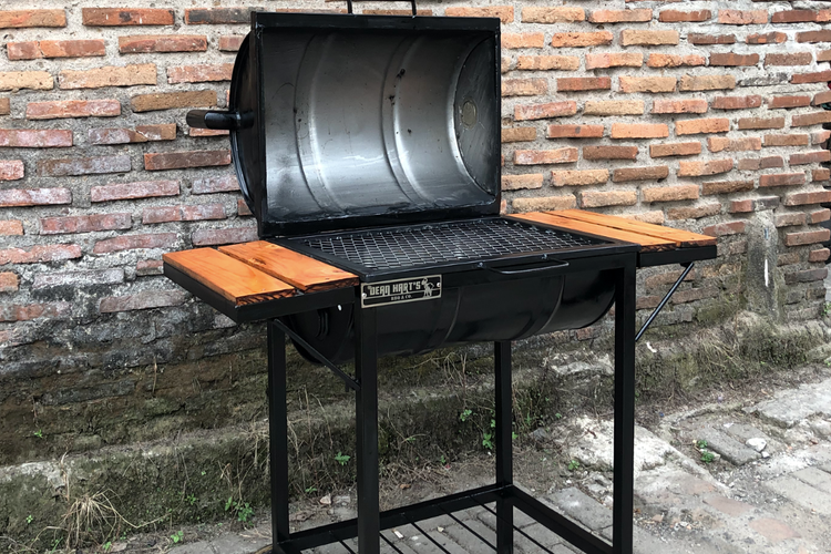 Alat barbeku untuk membuat daging asap. 