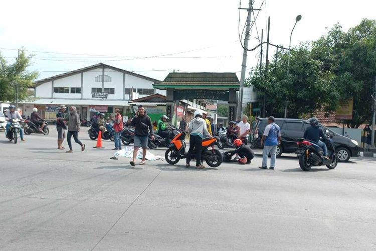 Seorang guru tewas ditabrak truk trailer di Kota Semarang , Jawa Tengah