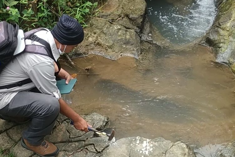 Seorang anggota tim dari PVMBG Badan Geologi mengecek batuan di lokasi Dusun Cihurang, Desa Limusnunggal, Kecamatan Bantargadung, Sukabumi, Jawa Barat, Senin (28/3/2022).