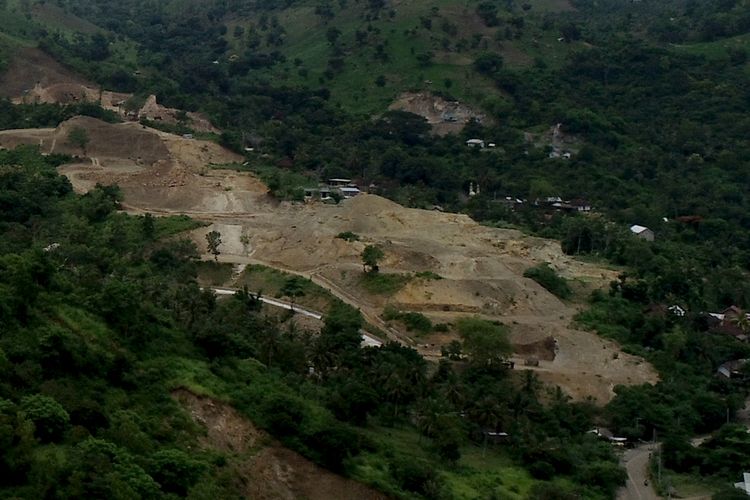 Penampakan tambang galian tanah urgug di bukti Lenser Desa Kuta, Lombok Tengah