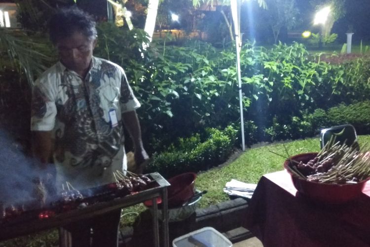 Berbagai kuliner Indonesia tersaji di area Gedung Agung Istana Kepresidenan Yogyakarta, Minggu (31/12/2017) malam. Kuliner-kuliner Indonesia itu turut meramaikan perayaan tahun baru Presiden Joko Widodo di Gedung Agung Yogyakarta.