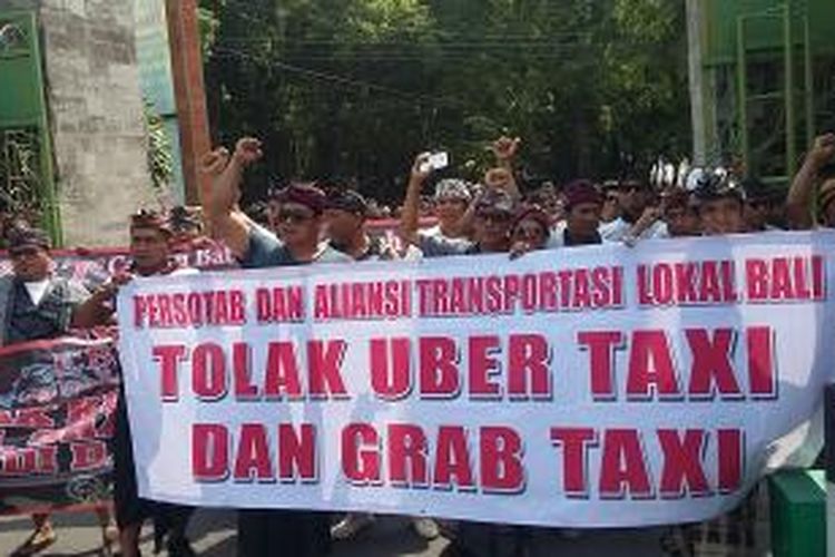Aksi tolak Uber dan Grab Taxi di DPRD Bali. 