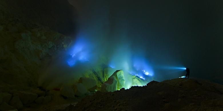 Pesona blue fire di Gunung Ijen, Kabupaten Banyuwangi, Jawa Timur.