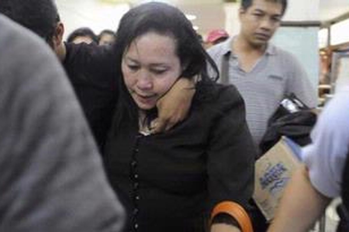 Hakim Tipikor Semarang Ditangkap - Tersangka Hakim ad hoc pengadilan Tindak Pidana Korupsi (Tipikor) Kota Semarang Kartini Julianna Mandalena Marpaung setelah ditangkap Komisi Pemberantasan Korupsi (KPK) lalu dibawa ke Jakarta melalui Bandar Udara Ahmad Yani, Kota Semarang, Jawa Tengah, Jumat (17/8/2012) malam. Dua hakim ad hoc pengadilan Tipikor  Kartini Julianna Mandalena Marpaung dan Heru Kisbandono ditangkap oleh Komisi Pemberantasan Korupsi (KPK) setelah melakukan upacara bendera di Halaman Pengadilan Negeri Kota Semarang. Penangkapan tersebut terkait dengan dugaan suap kasus hukum yang ditangani mereka.  