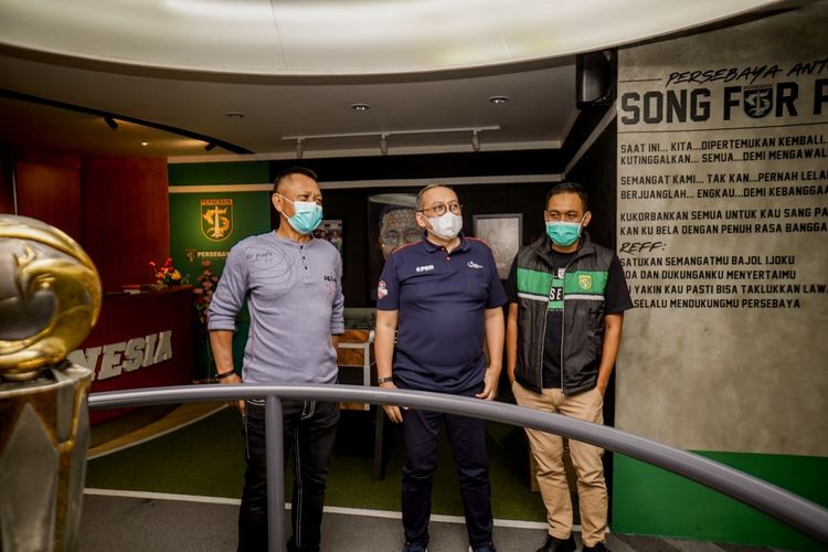 Petinggi PT LIB Direktur Utama, Akhmad Hadian Lukita (tengah), Direktur Operasional Sudjarno (kiri) dan Manajer Persebaya Surabaya Candra Wahyudi (kanan) saat berdialog bersama di Kantor Persebaya Surabaya, Jawa Timur, Senin (31/08/2020) malam.