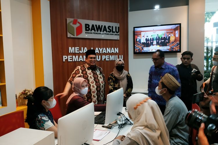 Badan Pengawas Pemilu (Bawaslu) RI secara resmi membuka pendaftaran pemantau Pemilu 2024 pada Jumat (10/6/2022).  Hal ini ditandai dengan peluncuran Meja Layanan Pemantau Pemilu 2024 pada Jumat siang di Gedung Bawaslu, Jakarta Pusat, oleh Ketua Bawaslu, Rahmat Bagja (batik, berpeci).