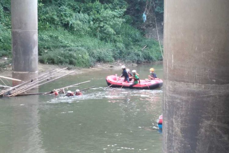 Petugas gabungan diturunkan untuk melakukan pencarian korban di Sungai Cileungsi, Kabupaten Bogor, Jawa Barat, Sabtu (23/10/2021).
