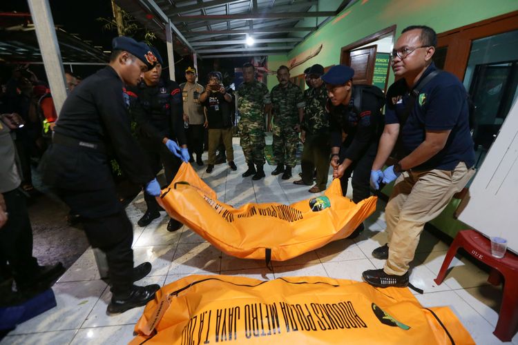 Kantung-kantung berisi jenazah korban kebakaran Depo Pertamina Plumpang dievakuasi di Markas Koramil Koja, Jakarta Utara, Jumat (3/3/2023). Kebakaran ini mengakibatkan 17 orang meninggal dunia dan 51 orang luka-luka.
