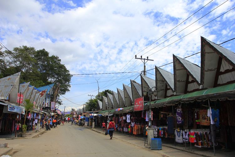 Pasar Suvenir Tomok, di Samosir sebagai pusat oleh-oleh khas Samosir