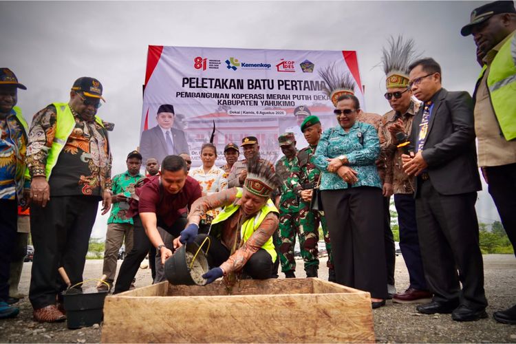 Menkop Letakkan Batu Pertama Pembangunan KDKMP Dekai di Yahukimo