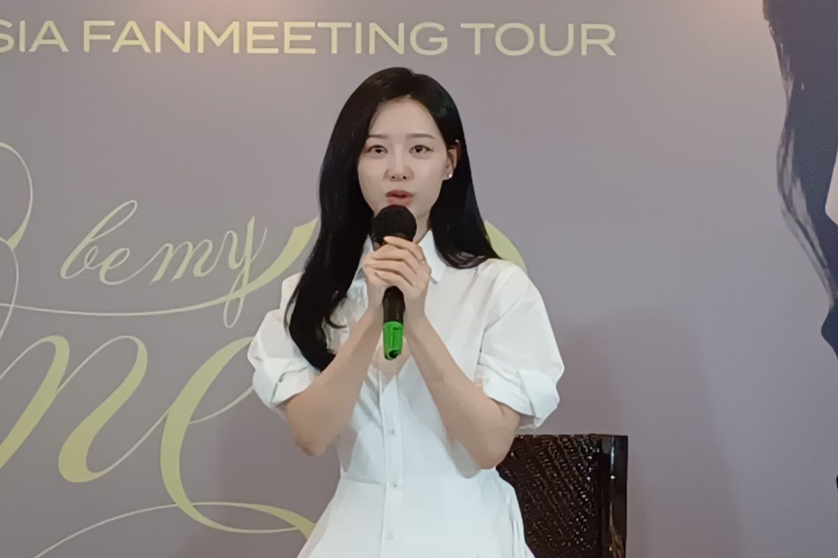 Aktris Korea Selatan, Kim Ji Won saat konferensi pers jelang fan meeting Be My One, di daerah Kuningan, Jakarta Selatan, Sabtu (31/8/2024) siang.