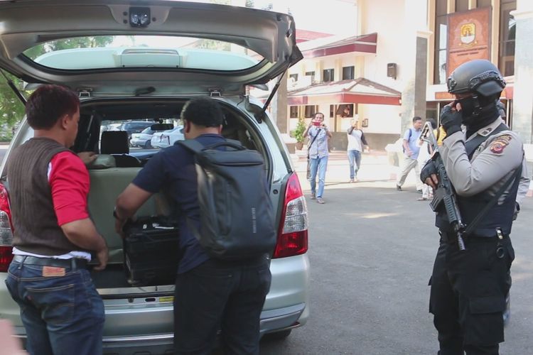 Petugas KPK memasukan dua buah koper dan satu kardus ke dalam minibus usai melakukan pemeriksaan di sejumlah ruang kantor DPRD Kabupaten Cirebon, Jawa Barat Jumat (21/6/2019). Pemeriksaan berlangsung sekitar enam jam.