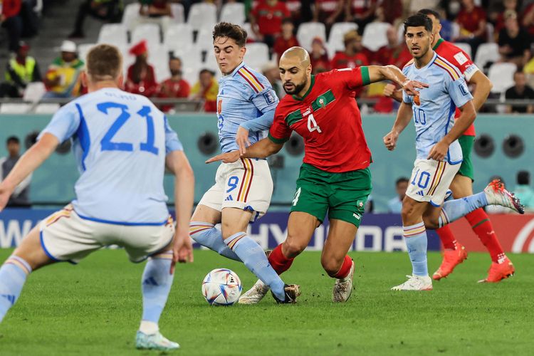 Gelandang timnas Spanyol Gavi berebut bola dengan gelandang Maroko Sofyan Amrabat pada 16 besar Piala Dunia 2022 Qatar antara Maroko vs Spanyol di Stadion Education City di Al-Rayyan, barat Doha pada Selasa 6 Desember 2022. Terkini, Sofyan Rambat resmi bergabung dengan Man United sebagai pemain pinjaman. 