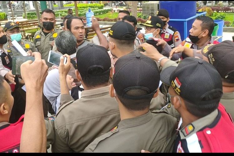 Kericuhan terjadi antara sejumlah PKL dengan petugas Satpol PP saat penertiban di kawasan Taman Pancasila, Kota Tegal, Senin (11/7/2022) 