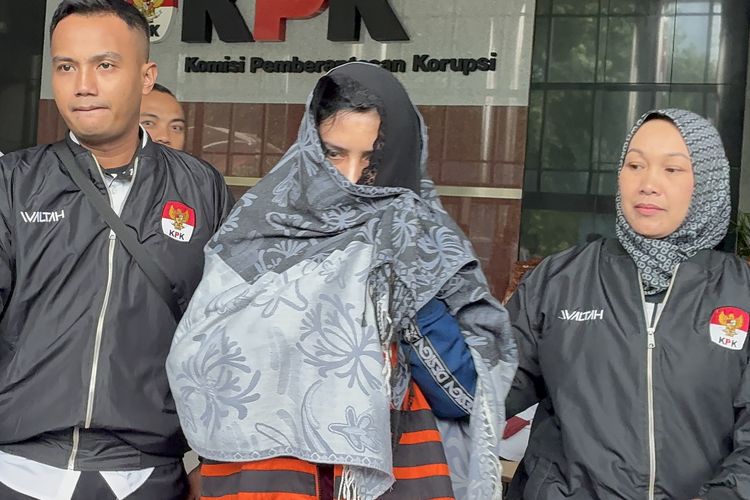 Bupati Pekalongan Fadia Arafiq mengenakan rompi tahanan KPK di Gedung Merah Putih, Jakarta, Rabu (4/3/2026).
