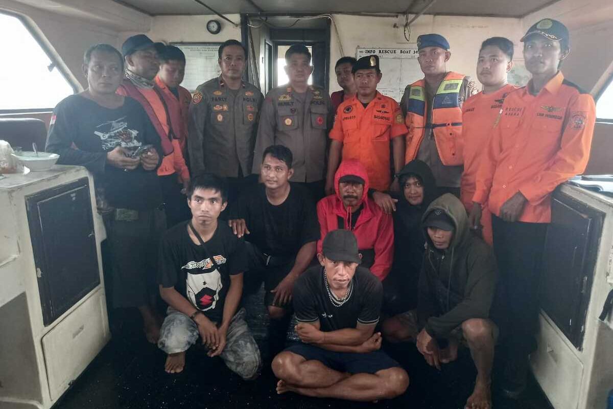 Para nelayan dalam kondisi selamat saat dievakuasi dari tengah laut usai mengalami kecelakaan kapal di perairan New Port, Kecamatan Ujung Tanah, Kota Makassar, Sulsel, Rabu (25/12/2024).