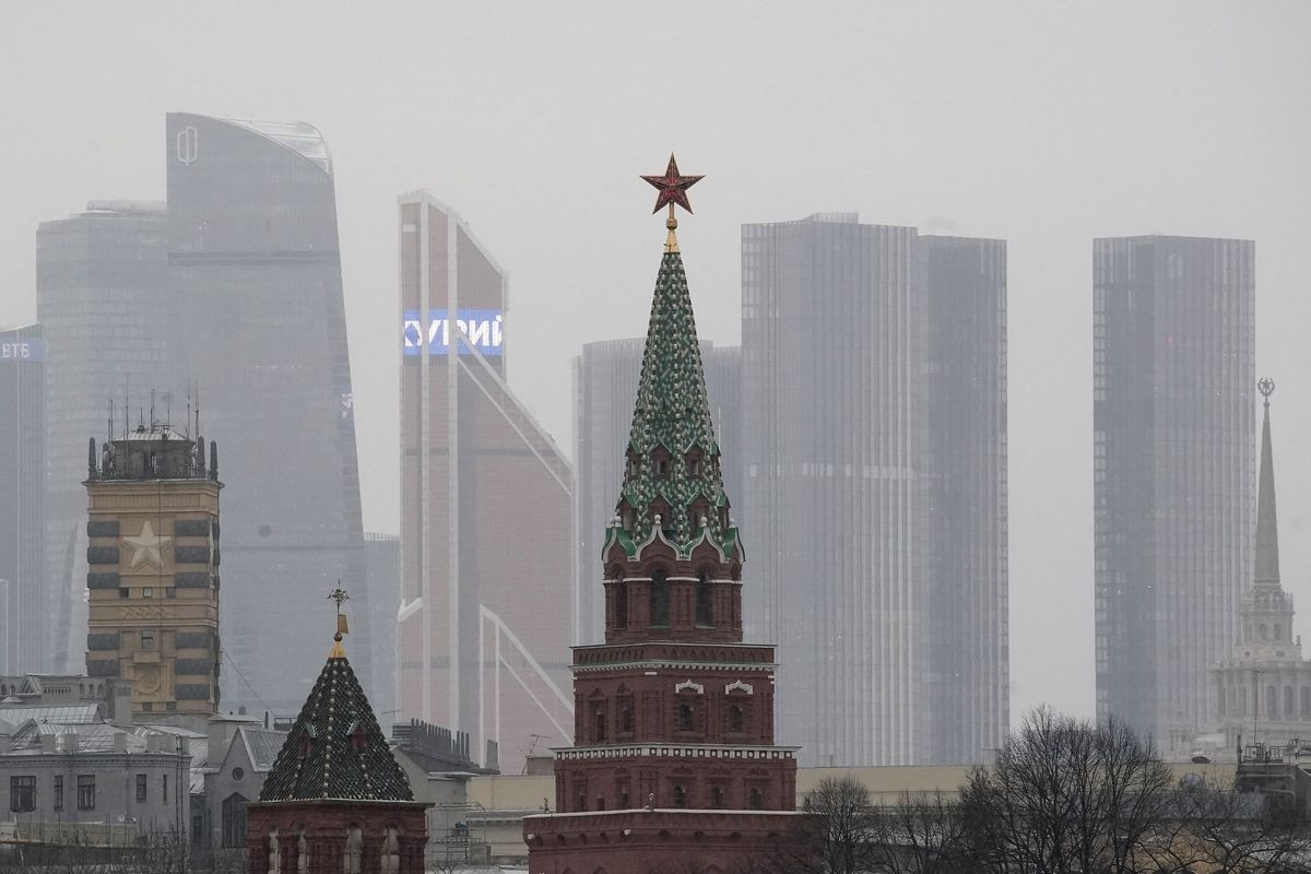 Menara Kremlin dengan latar belakang gedung International Business Centre (Moskva City) di Moskwa, Rusia, pada 13 Februari 2025.