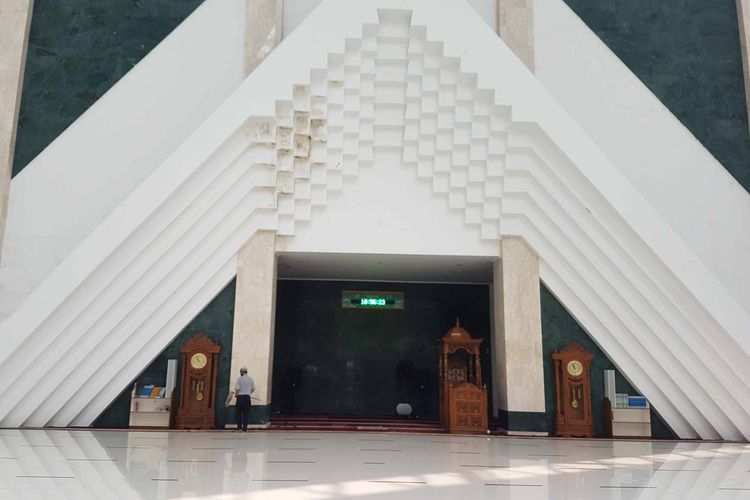 Ruang sholat utama Masjid KH Hasyim Ashari, Cengkareng, Jakarta Barat.