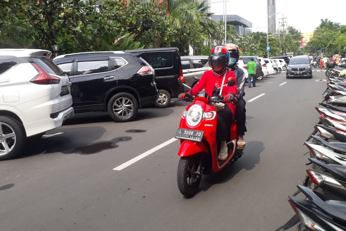 Pengendara sepeda motor melintas di Jalan Jimerto, Genteng, Surabaya, Selasa (2/4/2019). Saat ini Pemerintah Provinsi dan Kepolisian Daerah Jawa Timur belum menerapkan aturan larangan merokok saat berkendara. Aturan tersebut baru akan diimplementasikan pasca Pemilu 2019 nanti.