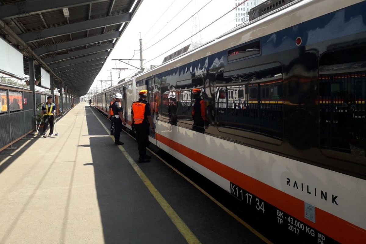 Kereta Api Bandara Soekarno-Hatta berangkat dari Stasiun Bekasi, Selasa (19/8/2018).