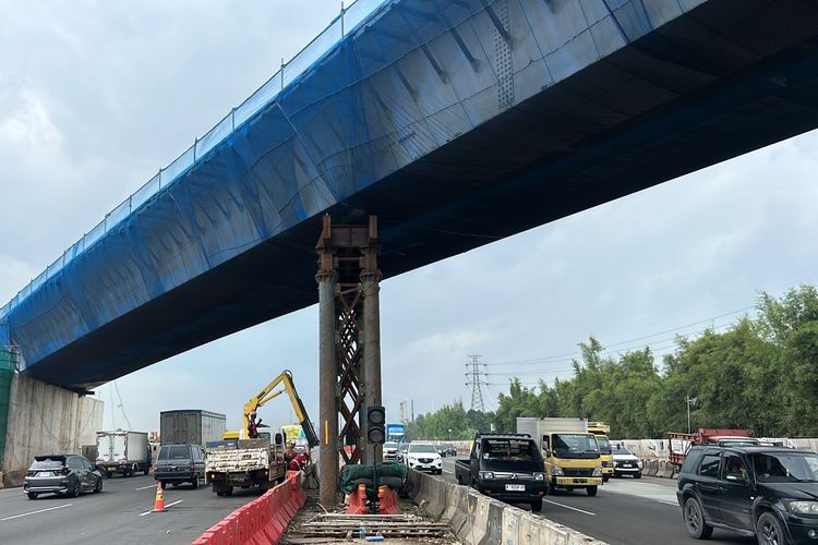 Pembongkaran shoring pada Simpang Susun Bitung