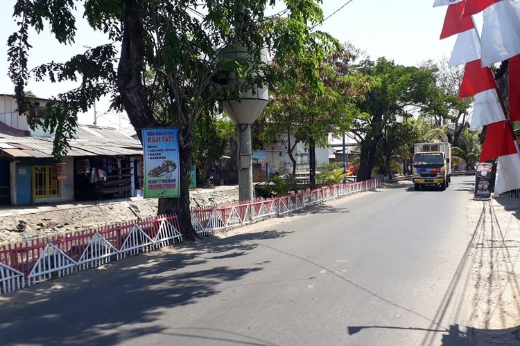 Pembatas jalan berbahan bambu dipasang antara Kali Irigasi dengan Jalan Balai Rakyat, Kelurahan Cakung Timur, Kecamatan Cakung, Jakarta Timur, Selasa (11/9/2019).