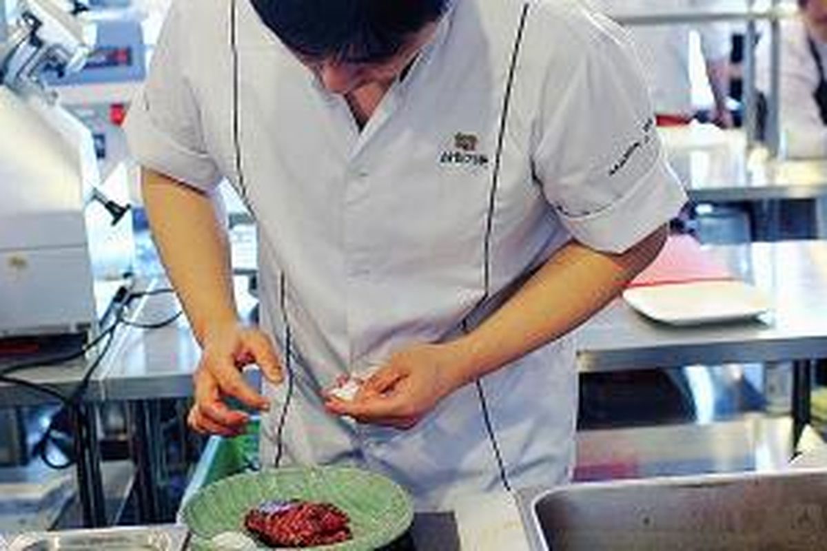 Chef Lee Sang Hun menyiapkan dan membumbui samwon galbi sebelum dihidangkan kepada pelanggan di Restoran Samwon Garden di Lotte Avenue, Kuningan, Jakarta.