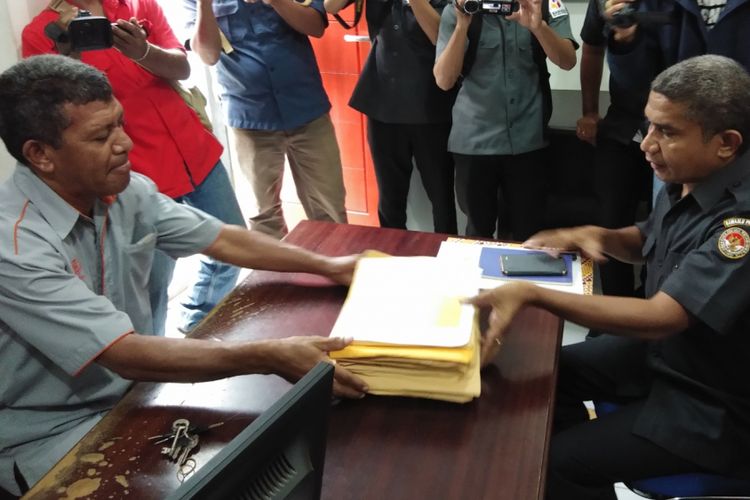 Pihak kantor Pos Kupang (kiri) menyerahkan paket kirim dari Tabloid Indonesia Barokah kepada Bawaslu NTT, yang diterima oleh Komisioner Jemris Fointuna, Senin (28/1/2019)
