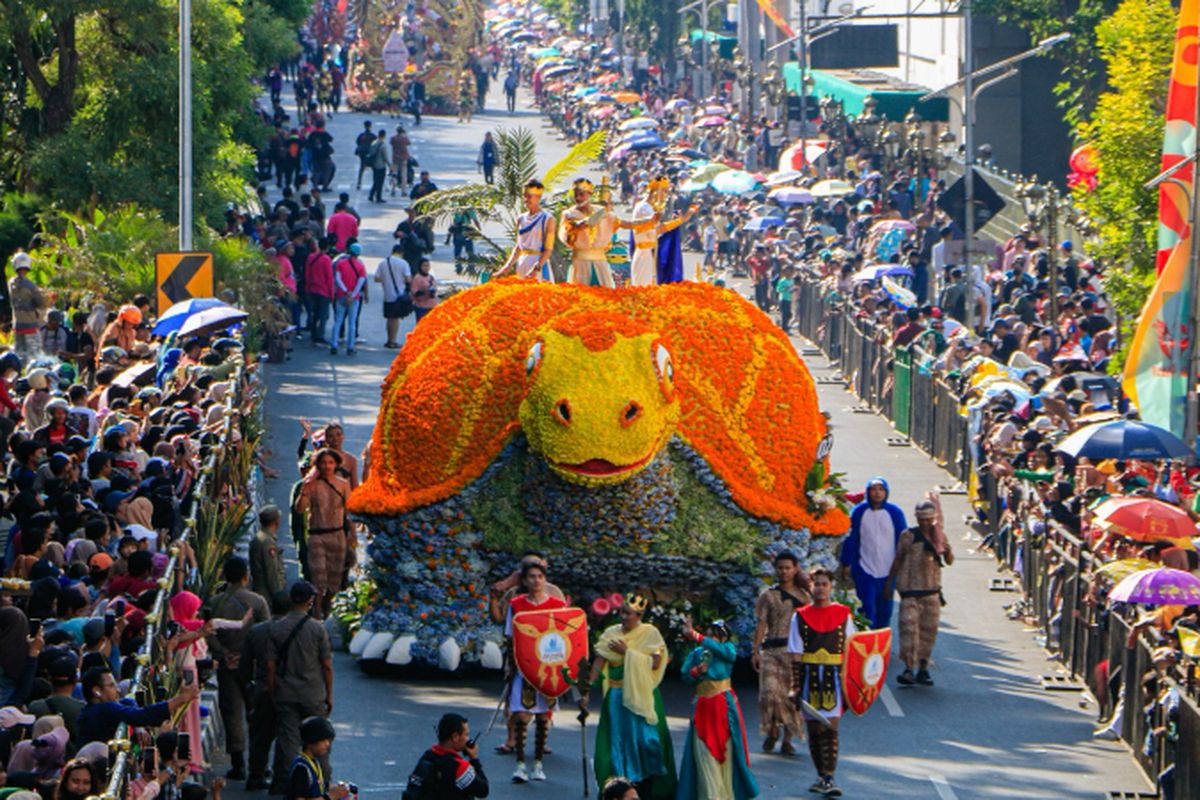 Karnaval yang digelar Pemkot Surabaya, Kamis (8/5/2025).