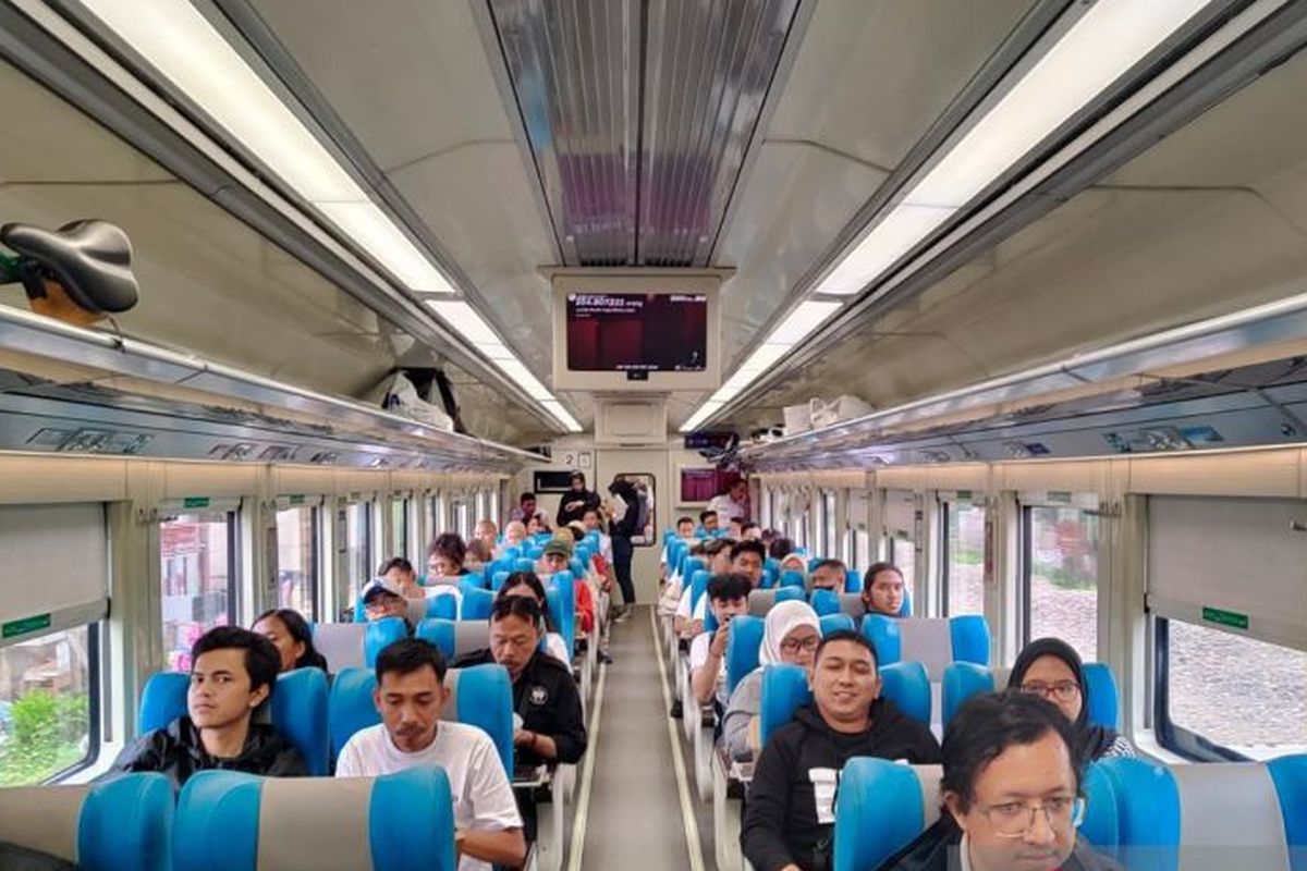 Situasi perjalanan dalam kereta KA Papandayan (Relasi Jakarta-Garut) di hari pertama operasi dari Bandung menuju Garut, Rabu (24/1/2024).  