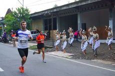 Menari di Pinggir Jalan, Menyemangati Peserta Borobudur Marathon 2017