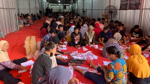 Percepat Pelipatan 1 Jutaan Lembar Surat Suara Pilkada 2024, KPU Kabupaten Madiun Kerahkan Ratusan IRT