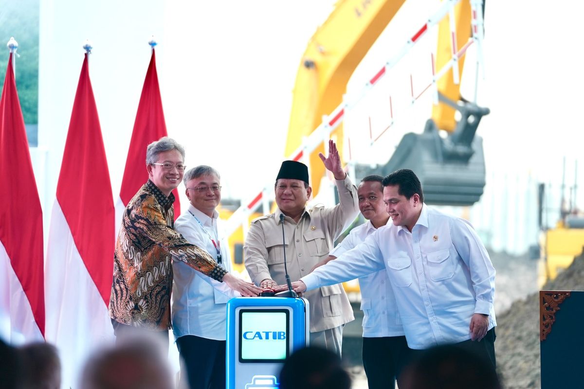Presiden Prabowo Subianto meresmikan groundbreaking ekosistem industri baterai kendaraan listrik terintegrasi di Karawang, Jawa Barat pada Minggu (29/6/2025). 
