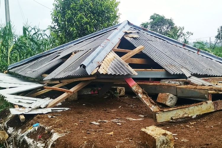 Sebuah bangunan pos ronda ambruk akibat bencana angin puting beliung di Desa Cijulang, Kecamatan Jampangtengah, Sukabumi, Jawa Barat, Kamis (23/1/2020).