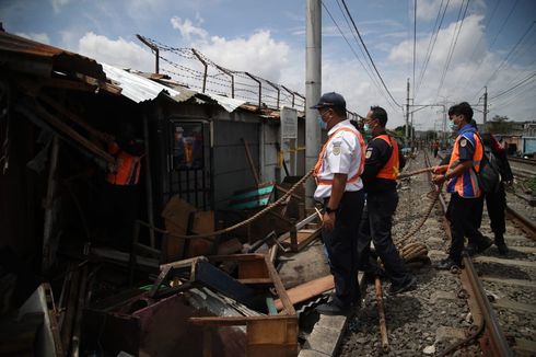 Bongkar Bangunan Liar di Area Lokalisasi Gang Royal, Satpol PP Sita Puluhan Alat Kontrasepsi