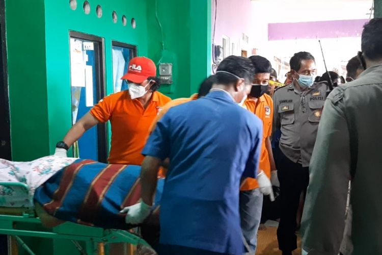 Proses evakuasi korban yang diduga korban pembunuhan di Desa Jatirejo, Gunungpati Semarang, Kamis (18/3/2021).