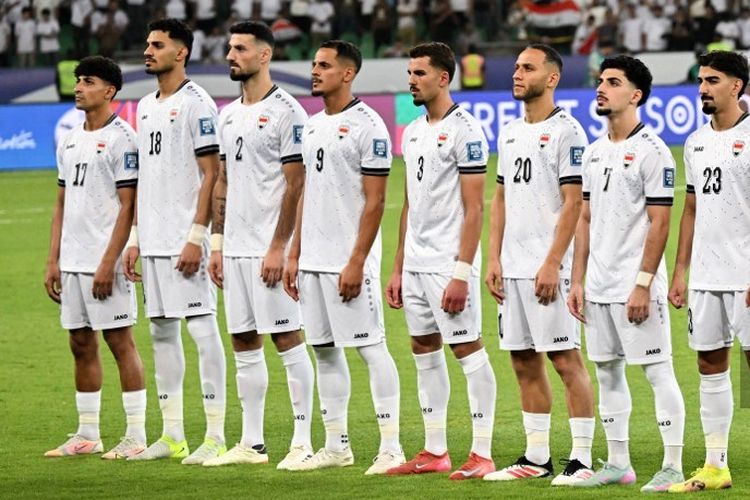 Para pemain Timnas Irak berdiri menyanyikan lagu kebangsaan menjelang pertandingan sepak bola Kualifikasi Piala Dunia FIFA 2026 Asia antara Irak dan Korea Selatan di Stadion Internasional Basra di Basra pada tanggal 5 Juni 2025.