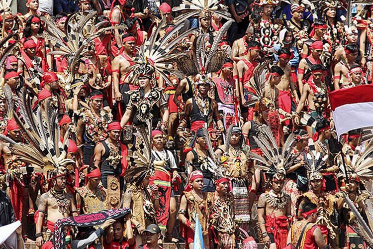 Bendera Merah Putih dikibarkan dalam acara pembukaan Pekan Gawai Dayak XXXII di Pontianak, Kalimantan Barat, Sabtu (20/5/2017). Acara itu mengusung tema Meningkatkan Toleransi dalam Keberagaman. 