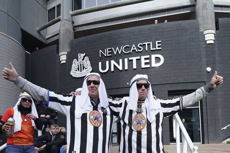 Suporter Newcastle United berfoto di luar stadion sebelum pertandingan Liga Primer Inggris melawan Tottenham Hotspur di St James' Park, Newcastle, Inggris, Minggu (17/10/2021). Ini adalah laga pertama The Magpies di bawah kepemilikan baru setelah diakuisisi oleh konsorsium Arab Saudi.