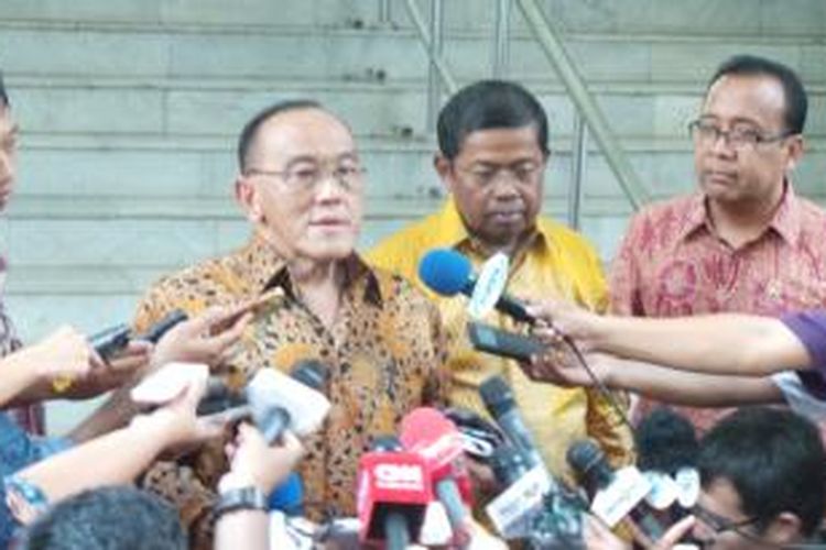 Ketua Umum DPP Partai Golkar hasil Munas Bali, Aburizal Bakrie didampingi Sekjen Idrus Marham dan Mensesneg Pratikno, seusai menemui Presiden Joko Widodo, di Istana Merdeka, Jakarta, Senin (11/1/2016).