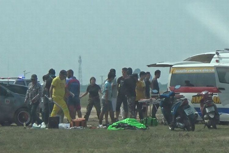 Massa mengerumuni lokasi kecelakaan di Distrik Sriracha, Chonburi, Thailand, pada Sabtu siang (1/2/2020). Penerjun payung bernama Stefan Eiriksson Andersen dilaporkan tewas terjatuh dari ketinggian ribuan kaki setelah parasutnya gagal terbuka sepenuhnya.