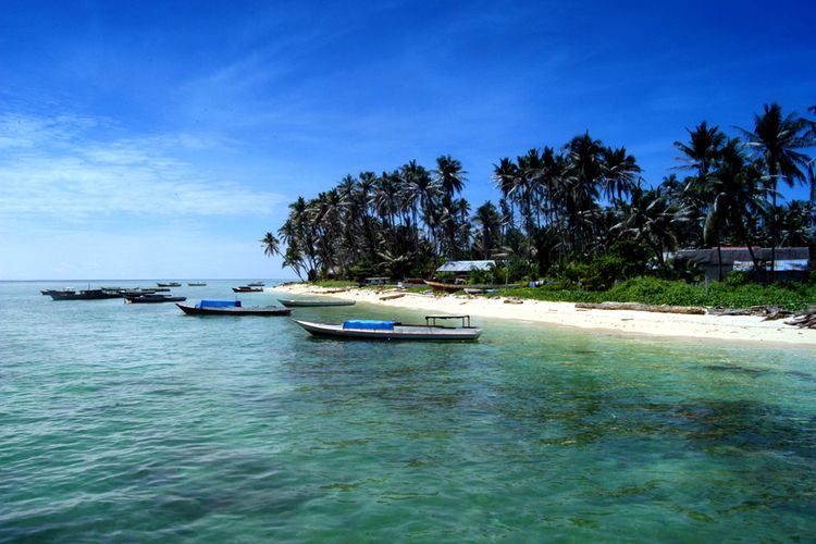Keindahan pesisir Pulau Derawan, Kalimantan Timur. Pulau Derawan menjadi salah satu destinasi yang tercetak pada uang kertas baru.