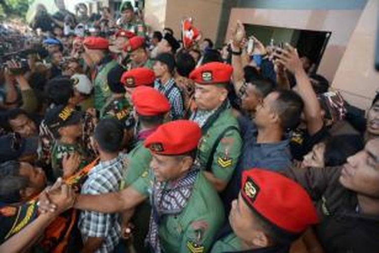 Sebanyak 12 anggota Kopassus Grup 2 Kandang Menjangan, terdakwa kasus penyerangan LP Kelas IIB Cebongan dielukan massa pendukung mereka seusai  sidang vonis di Pengadilan Militer II-11 Yogyakarta, Bantul, DI Yogyakarta, Kamis (5/9/2013).