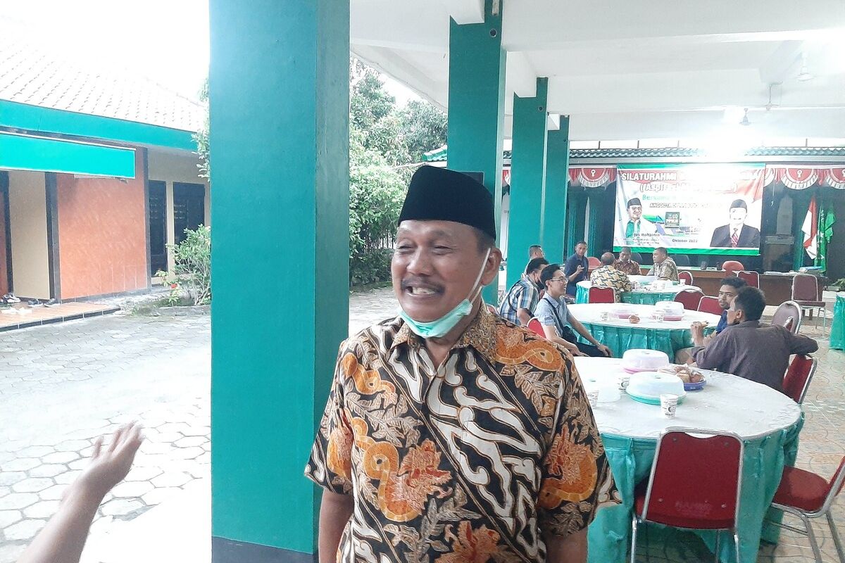 Ketua RW 59 Sukamto saat menemui wartawan usai rapat koordinasi terkait rencana kedatangan Presiden Joko Widodo diacara mododareni pernikahan Kaesang Pangarep dengan Erina Gudono.