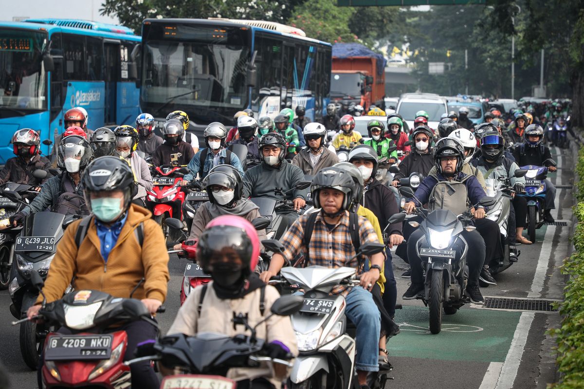 Kerumunan pengendara sepeda motor yang melintas di Jalan Gatot Subroto, Jakarta, Selasa (2/5/2023). Lalu lintas di Jakarta pada pagi hari kembali padat setelah rangkaian libur Lebaran 2023 berakhir. Para pemudik telah kembali ke Jakarta dan mulai bekerja.

ADRYAN YOGA PARAMADWYA (Z20)
02-05-2023