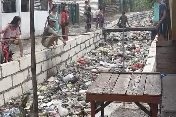 Hujan Perdana di Bangkalan, Tumpukan Sampah Penuhi Aliran Sungai