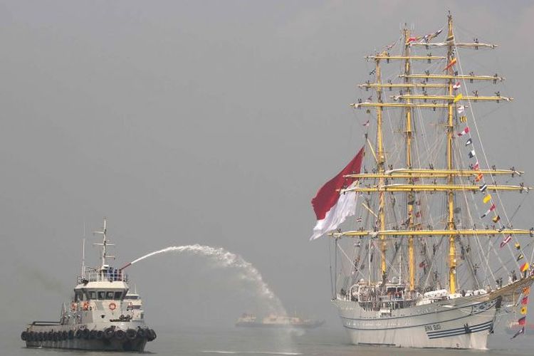 KRI Bima Suci berlayar menuju Dermaga Madura, Koarmada II, Surabaya, Jawa Timur, Selasa (2/11/2021). KRI Bima Suci bersama Satgas Kartika Jala Krida Taruna Akademi Angkatan Laut (AAL) Tingkat III Angkatan ke-68 kembali tiba di Surabaya usai melakukan pelayaran selama 99 hari mengarungi lautan nusantara. 