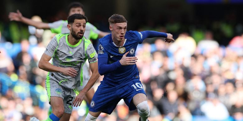 Cole Palmer (kanan) dibayangi Bernardo Silva dalam pertandingan sepak bola Liga Inggris antara Chelsea vs Manchester City di Stamford Bridge di London pada 12 April 2026. (Foto oleh Adrian Dennis / AFP) 