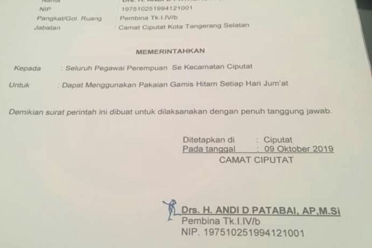 Surat edaran berisikan perintah menggunakan gamis hitam bagi pegawai perempuan di kantor Kecamatan Ciputat, Tangerang Selatan, beredar di media sosial. Dalam surat tersebut dijelaskan, seragam gamis berwarna hitam wajib dikenakan pada saat hari Jumat. 